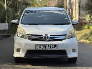 Toyota ISIS 2014 White