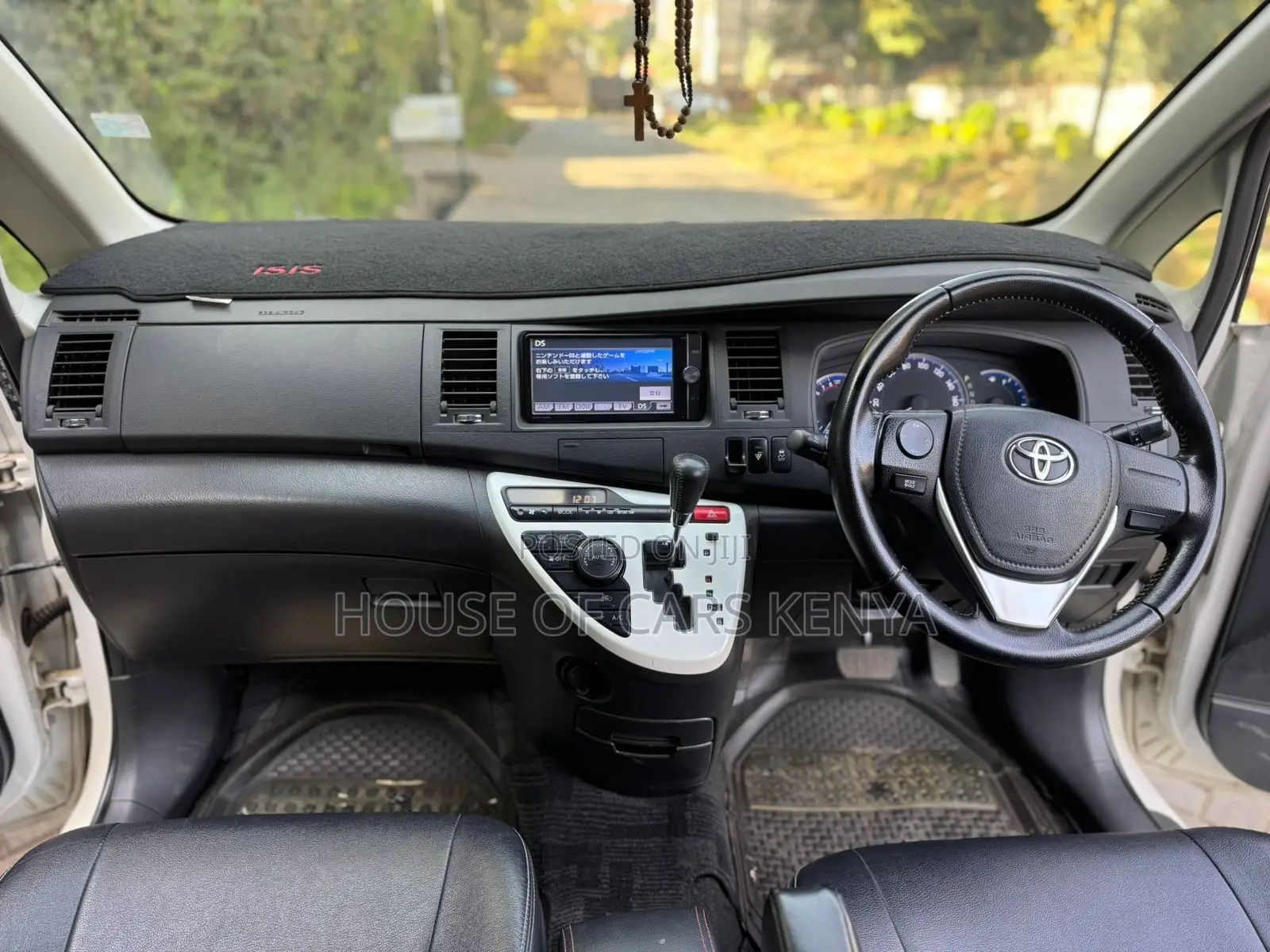 Toyota ISIS 2014 White