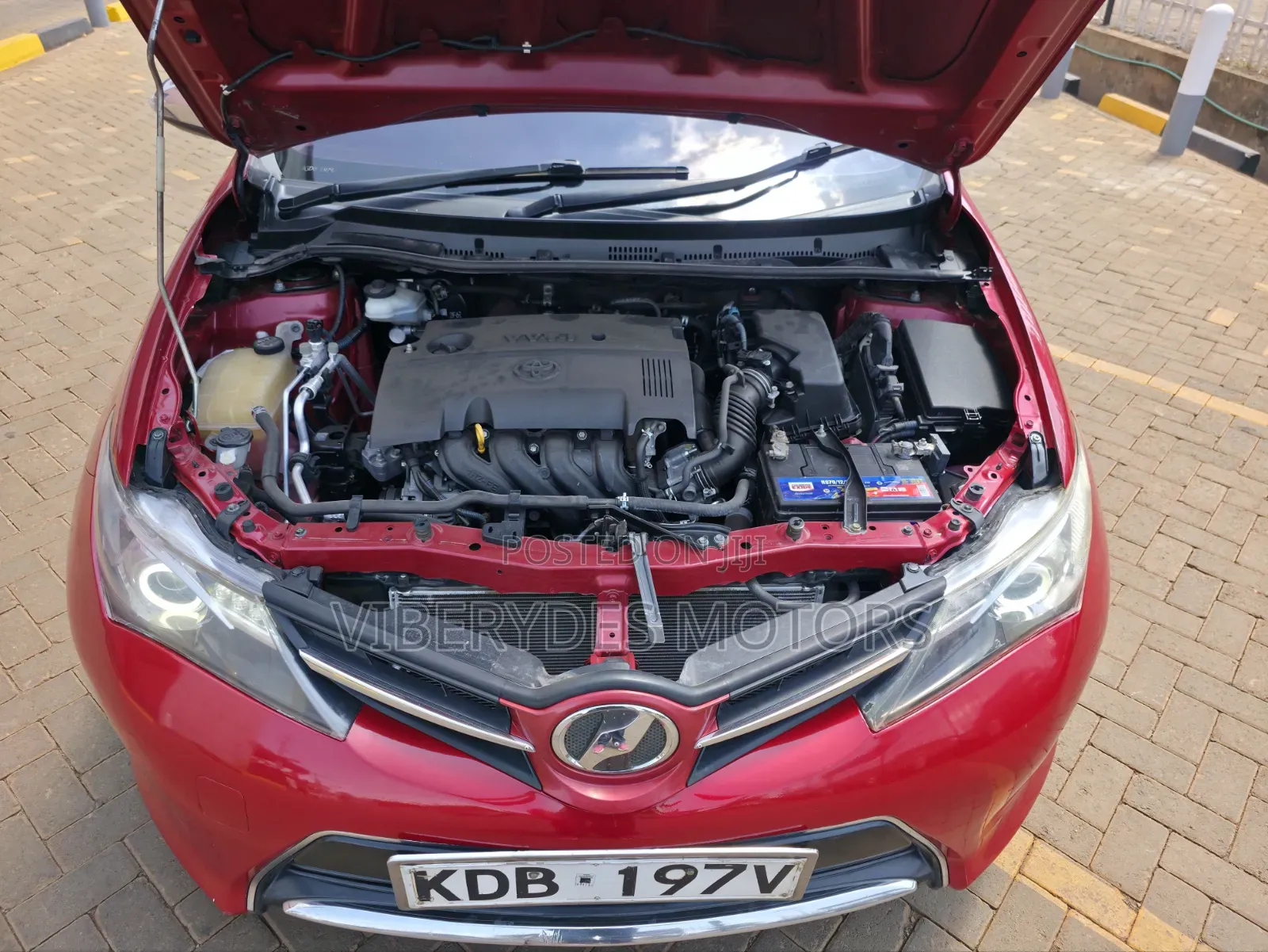Toyota Auris 2013 Maroon
