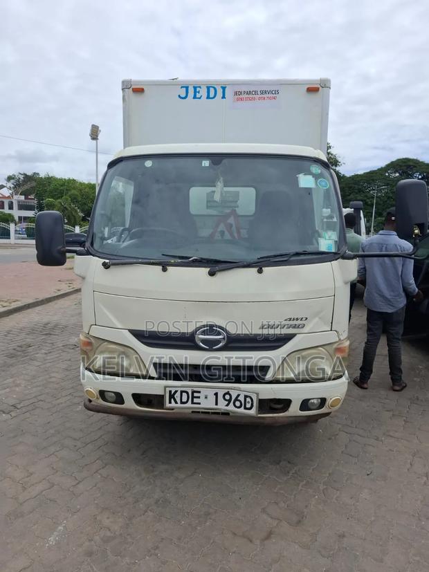 Hino Dutro 2014 White