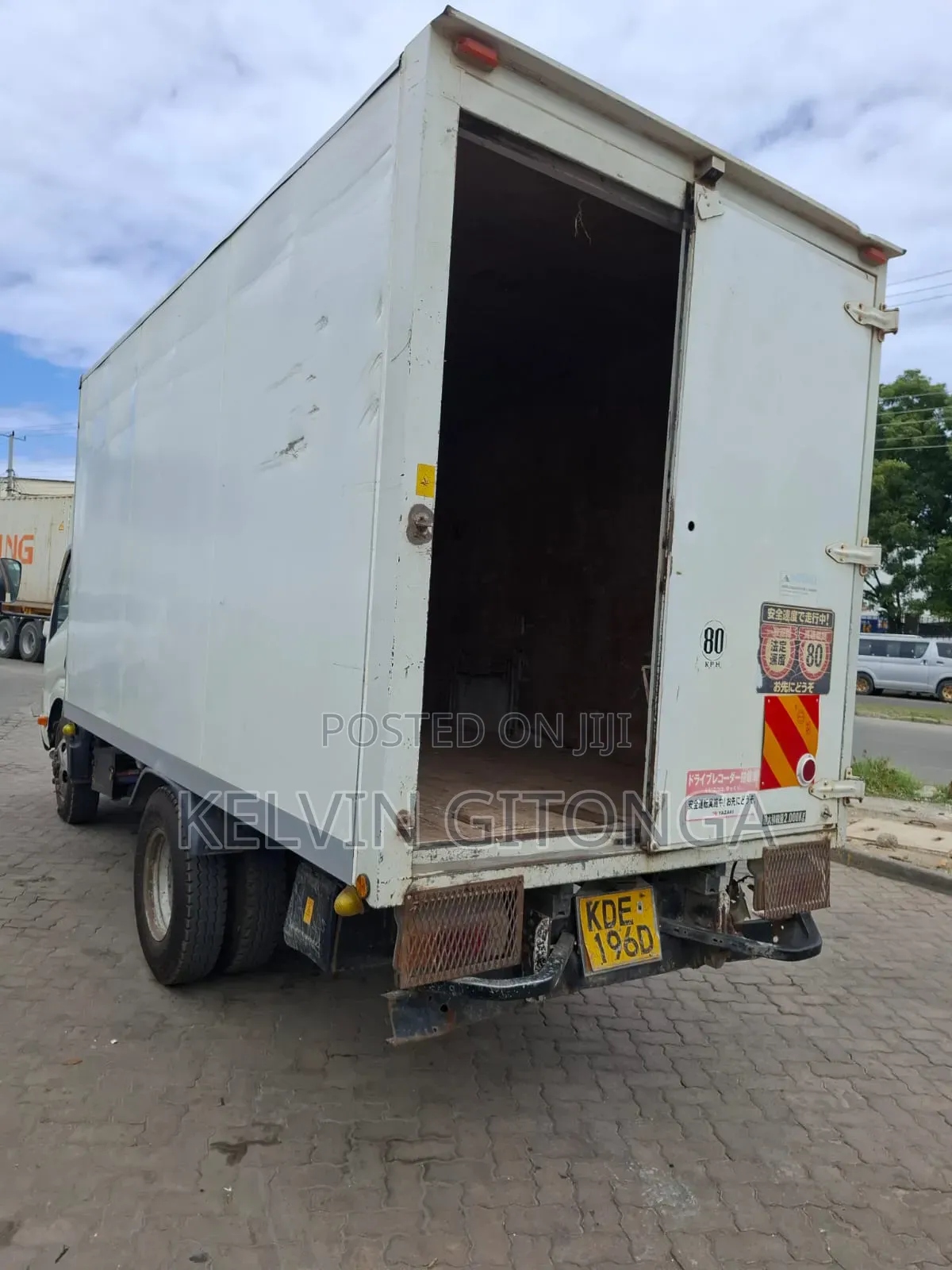 Hino Dutro 2014 White
