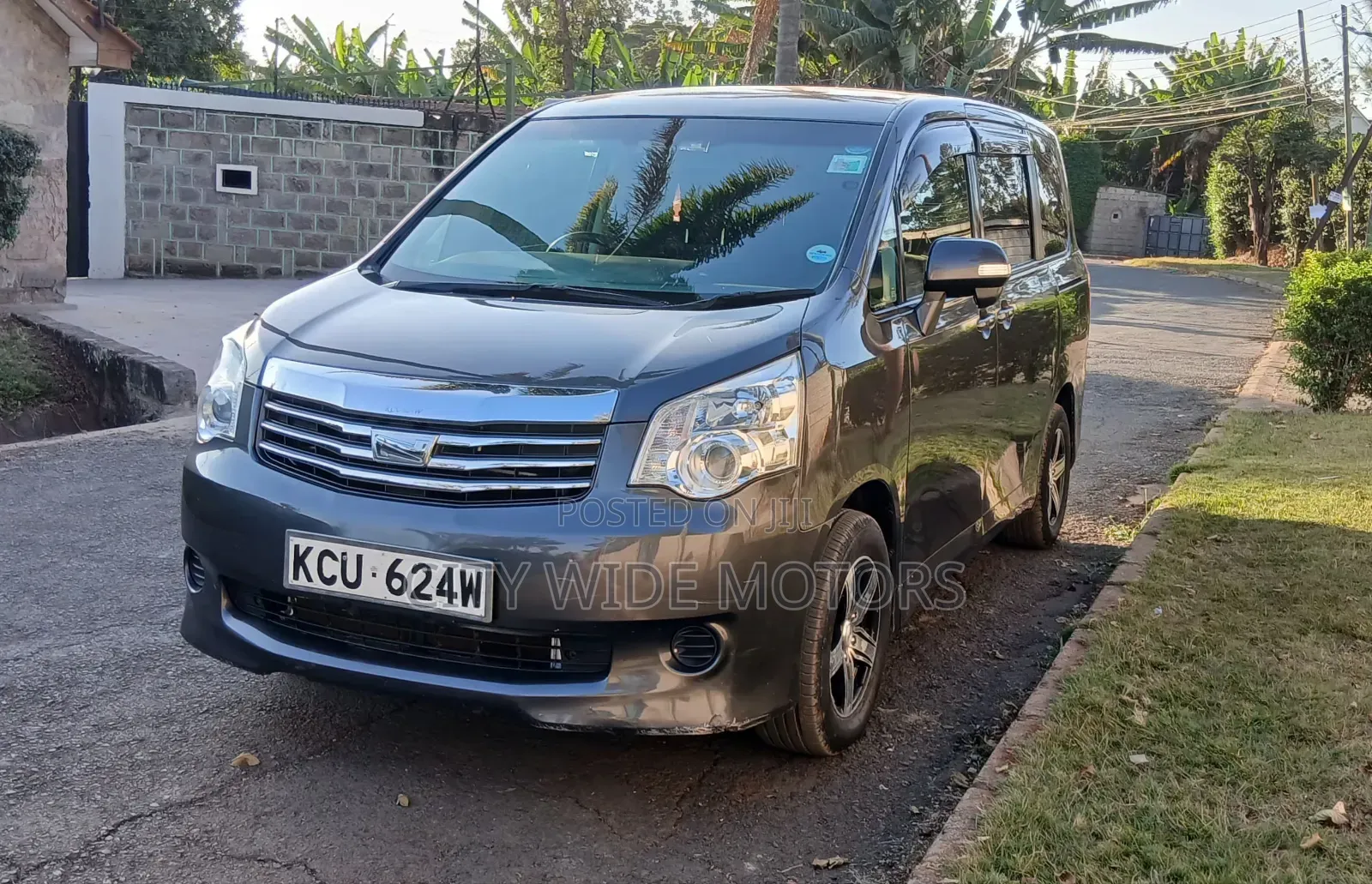 Toyota Noah 2012 Gray