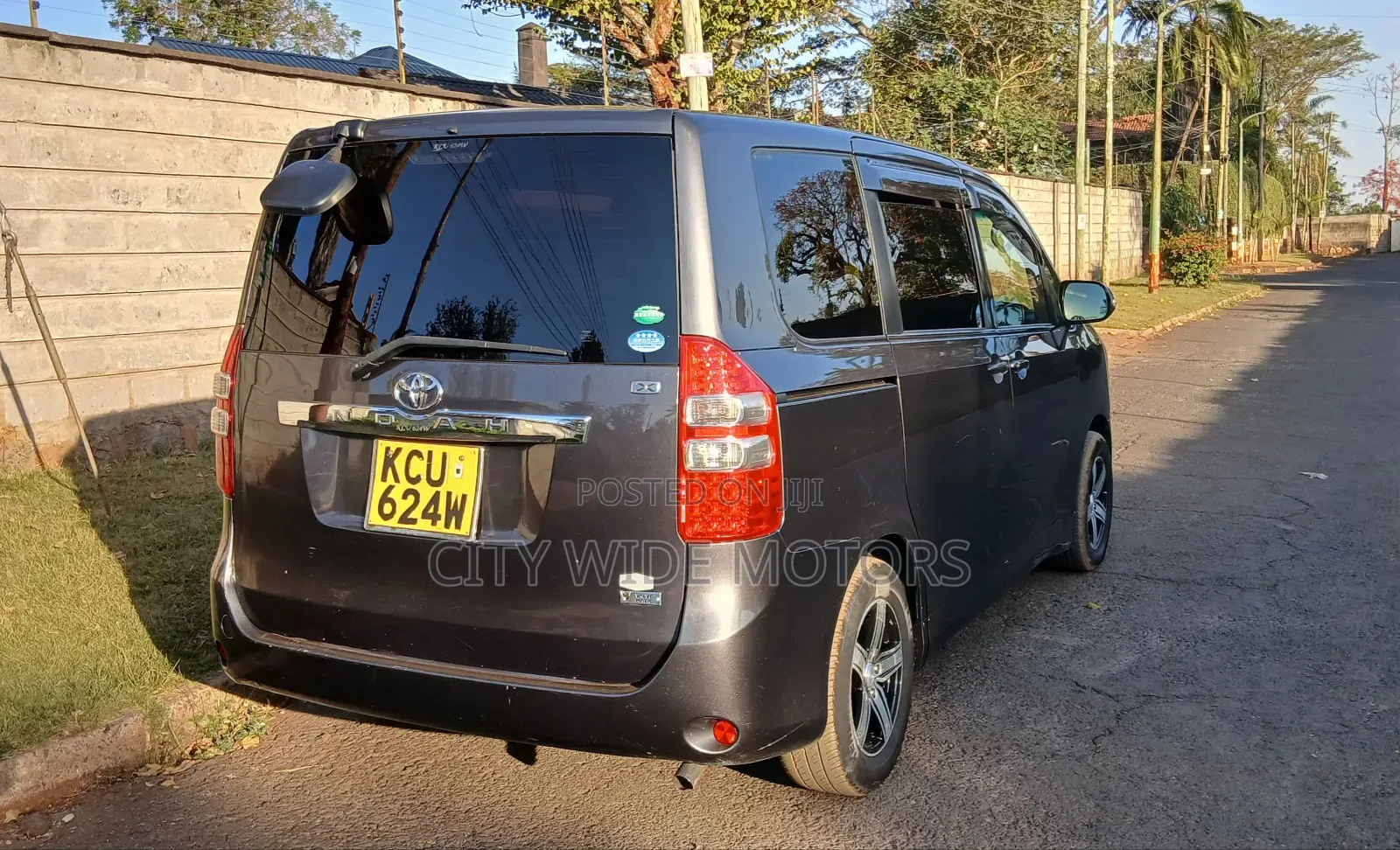 Toyota Noah 2012 Gray