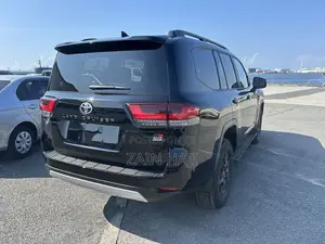 Toyota Land Cruiser LC300 2023 Black