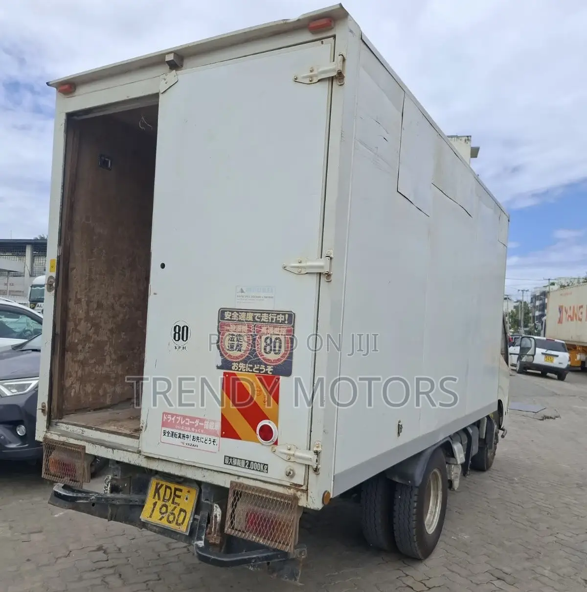 Hino Hino Dutro 2014 White