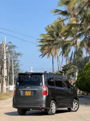 Toyota Noah 2007 Gray