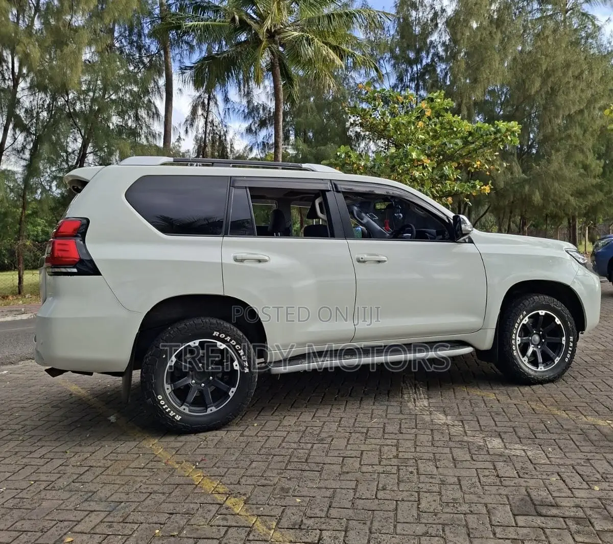 Toyota Land Cruiser Prado 2017 White