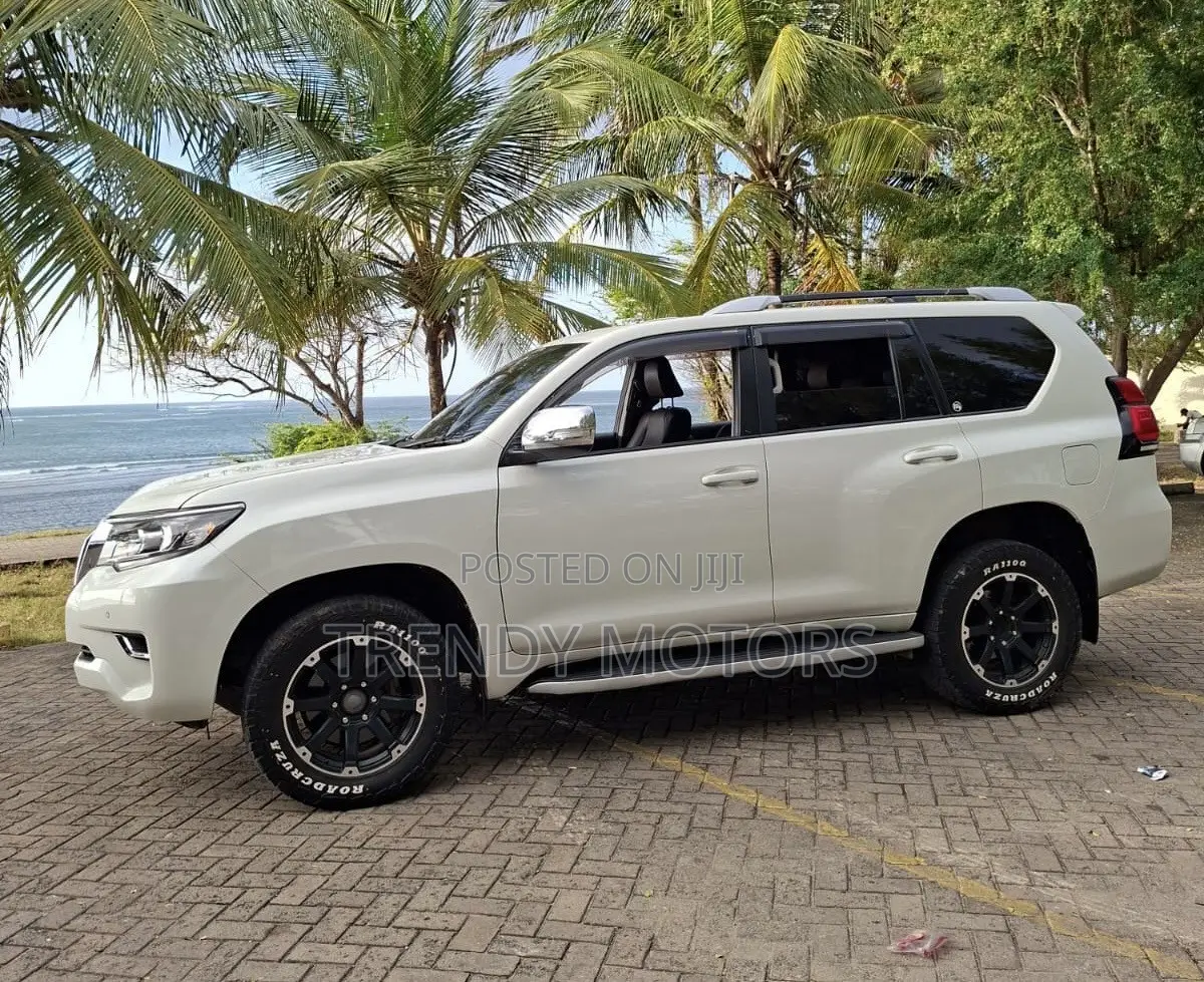 Toyota Land Cruiser Prado 2017 White