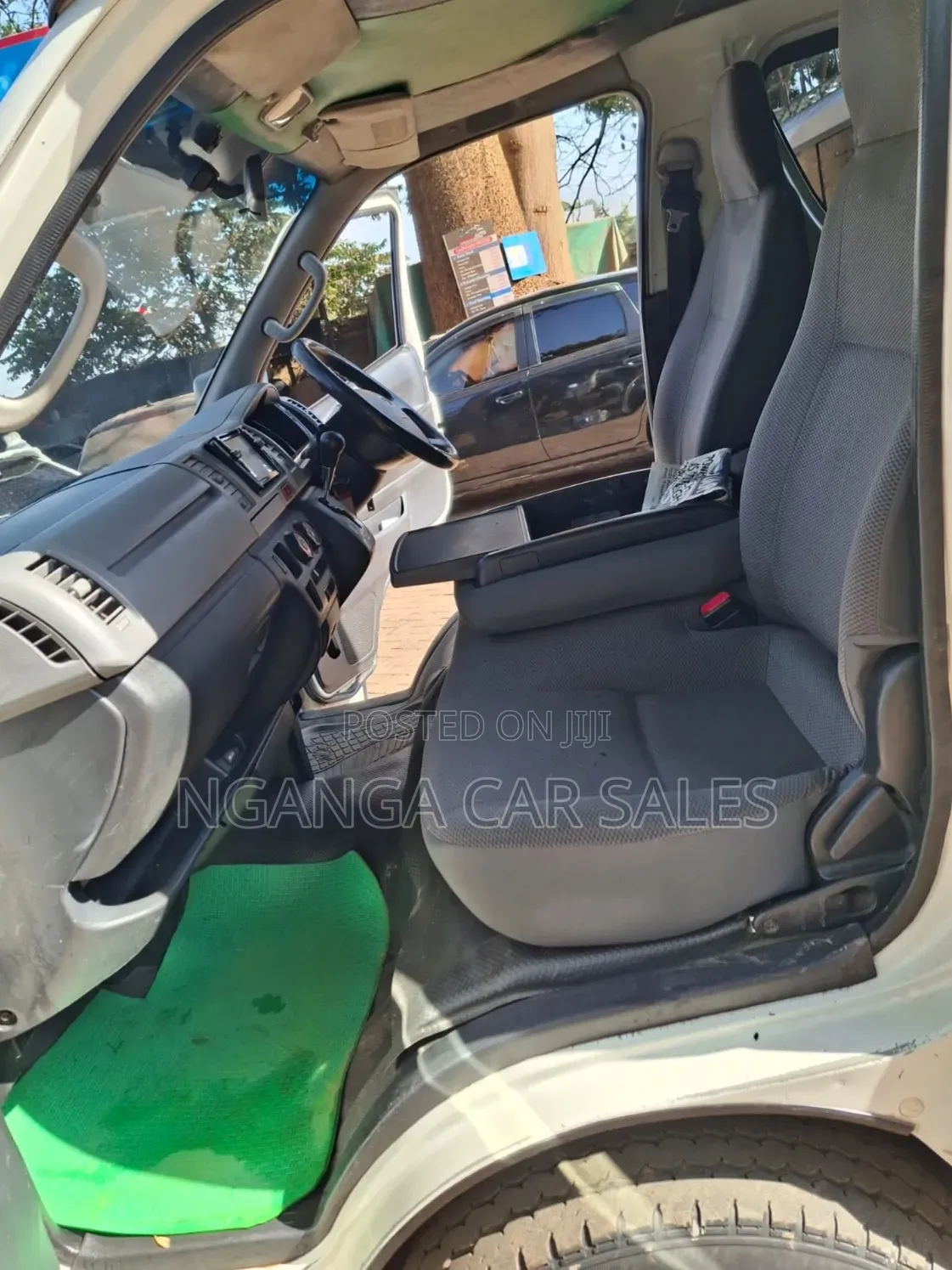 Toyota HiAce 2013 White