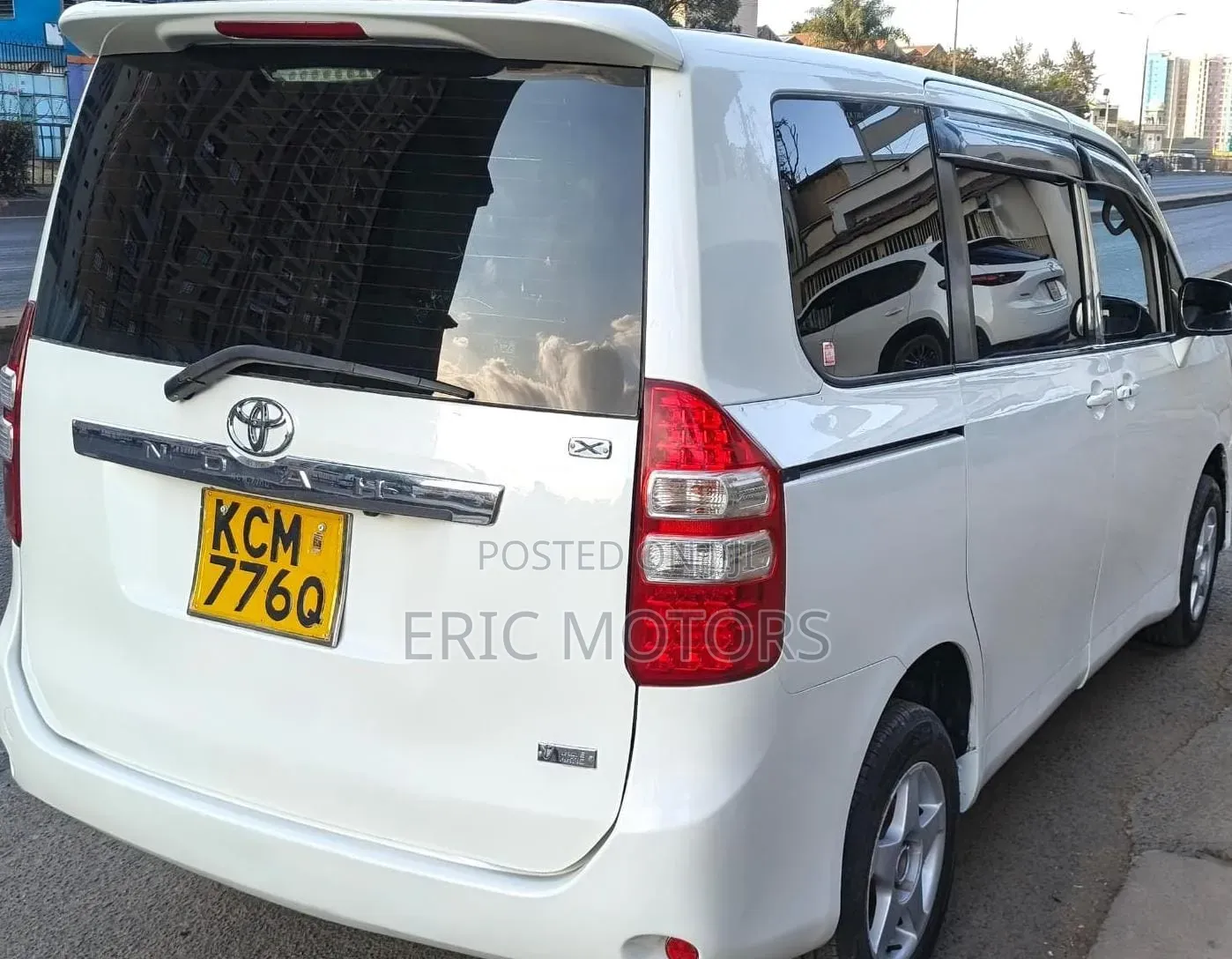 Toyota Noah 2010 White