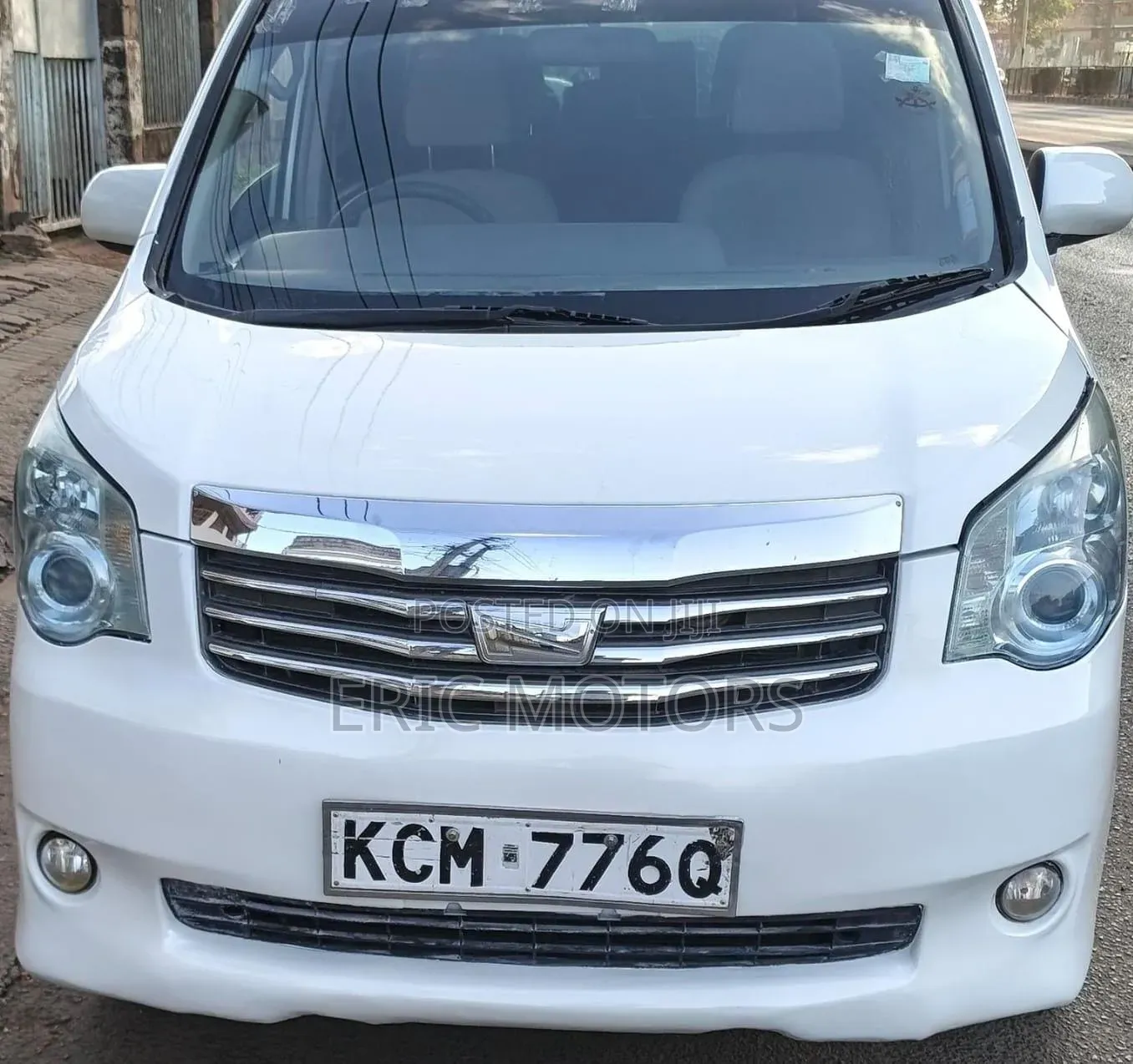 Toyota Noah 2010 White