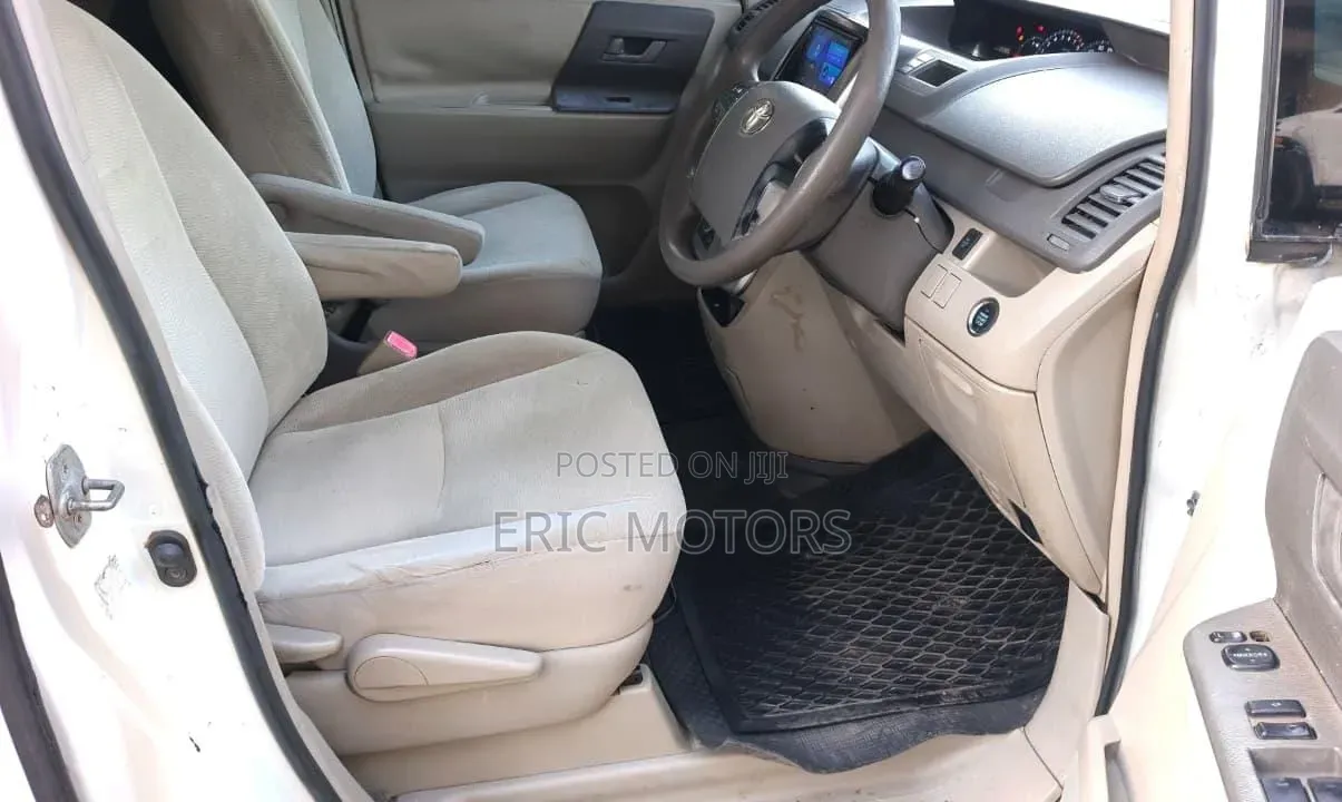 Toyota Noah 2010 White