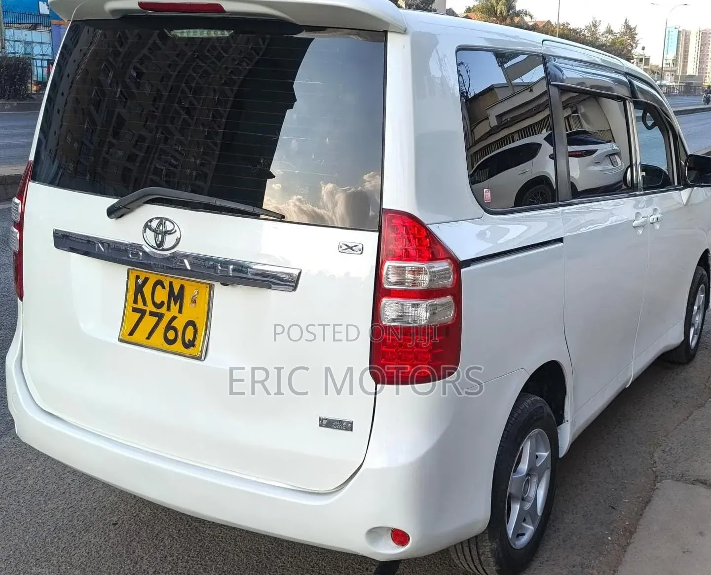 Toyota Noah 2010 White