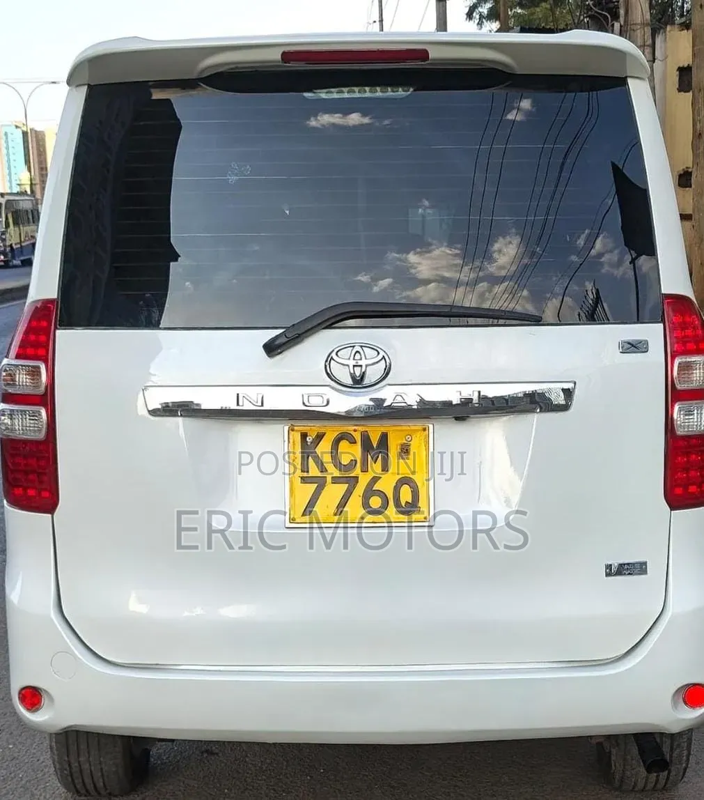 Toyota Noah 2010 White