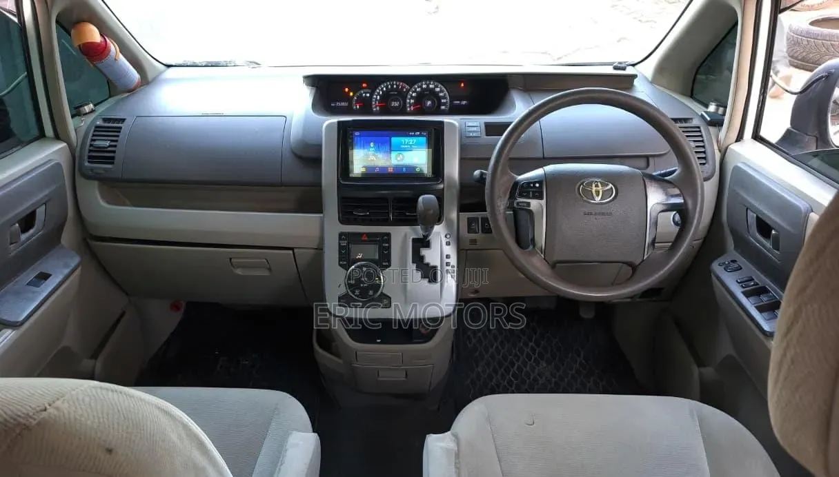 Toyota Noah 2010 White