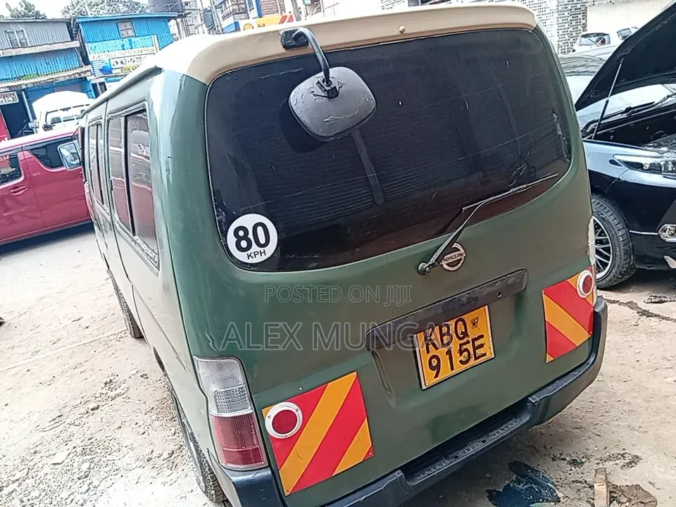 Nissan Caravan (Urvan) 2000 Green