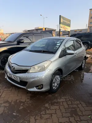 Toyota Vitz 1.3 FWD 5dr 2011 Silver