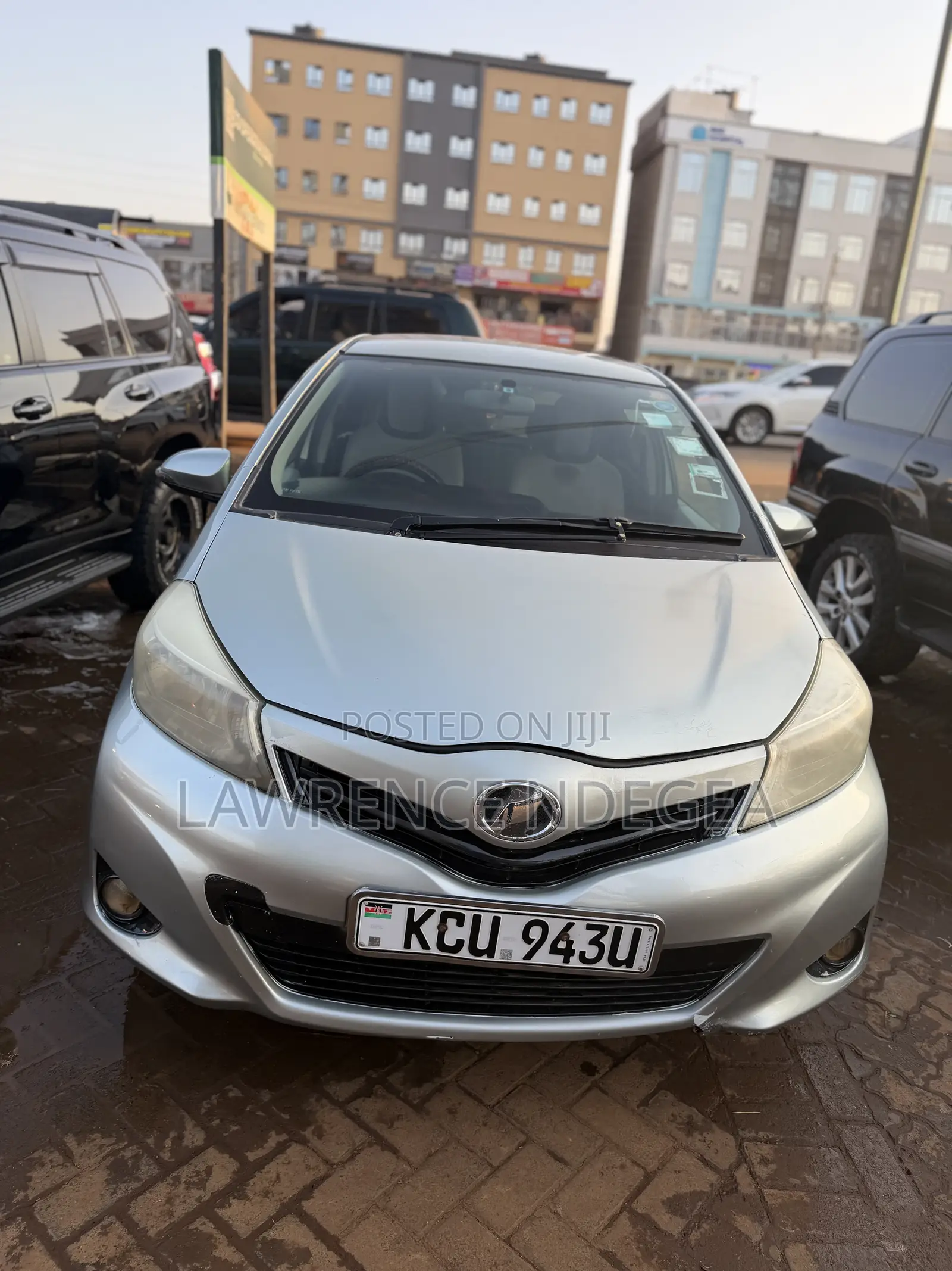 Toyota Vitz 1.3 FWD 5dr 2011 Silver