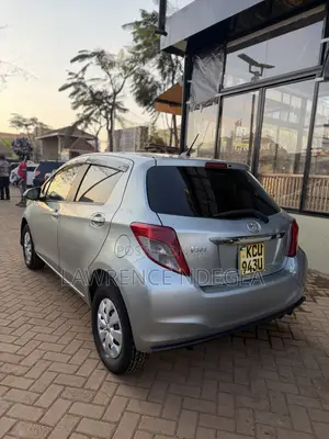 Toyota Vitz 1.3 FWD 5dr 2011 Silver