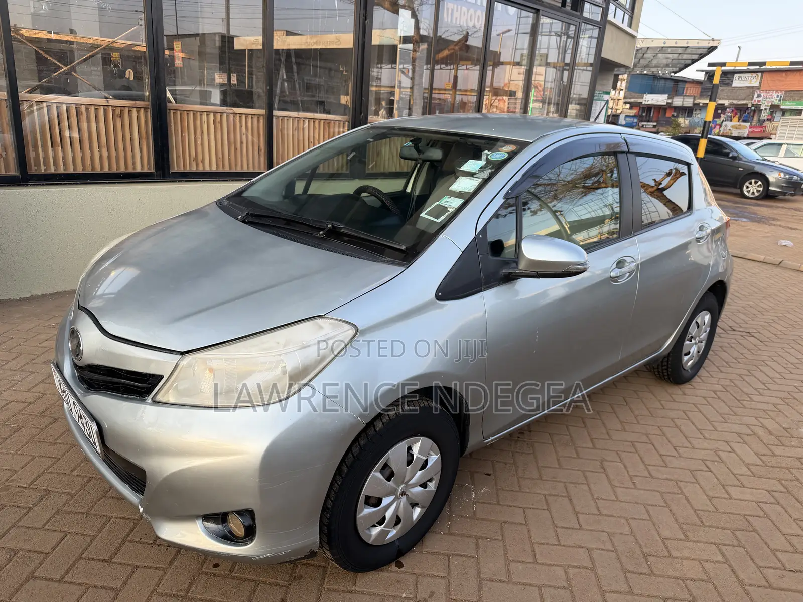 Toyota Vitz 1.3 FWD 5dr 2011 Silver