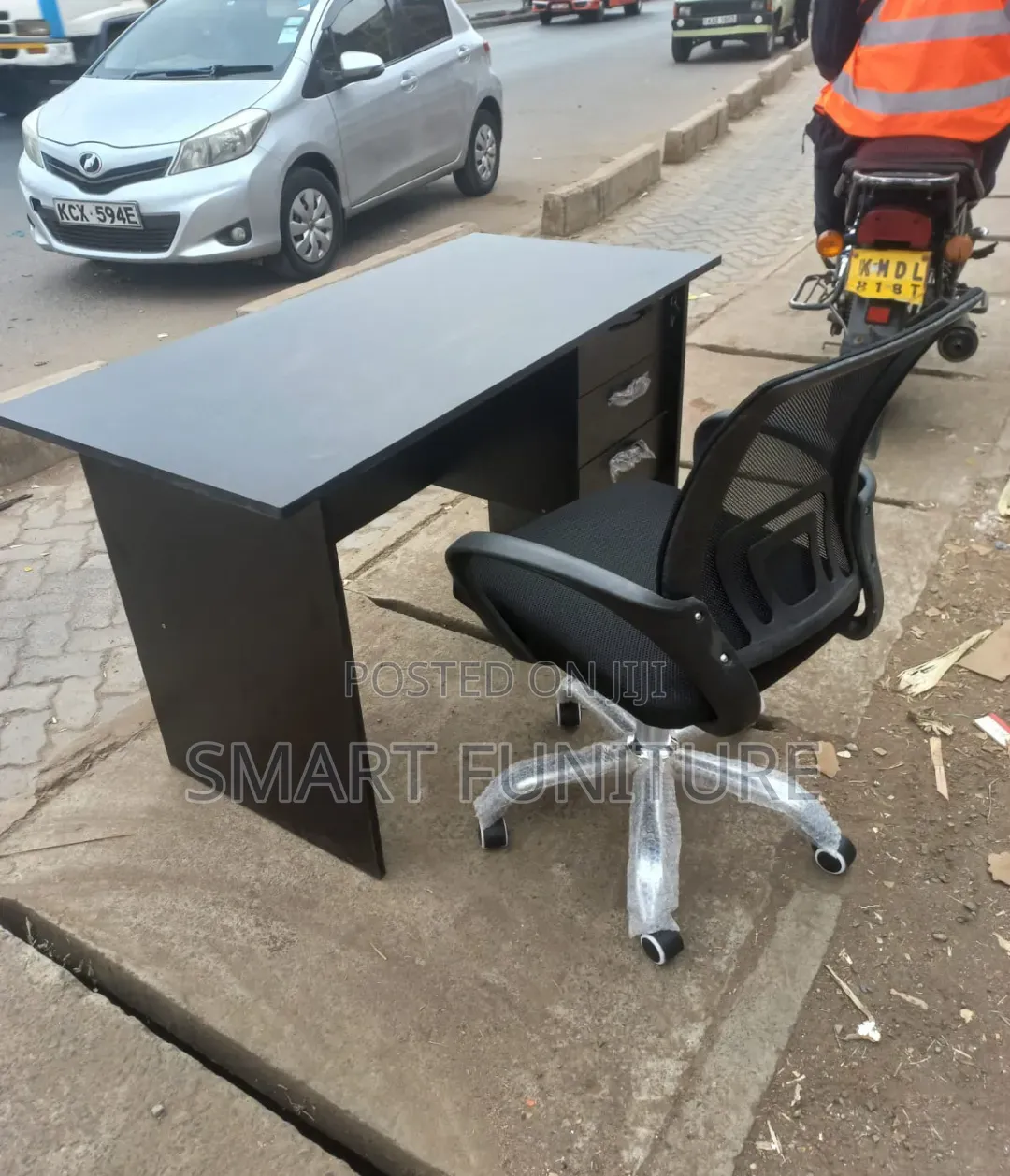 Brand New Executive Modern Office Chairs With Fixed Office Desk