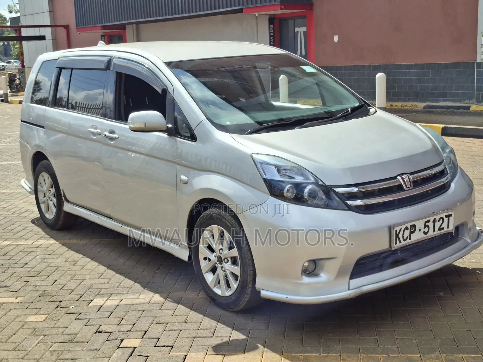 Toyota ISIS 2010 Silver