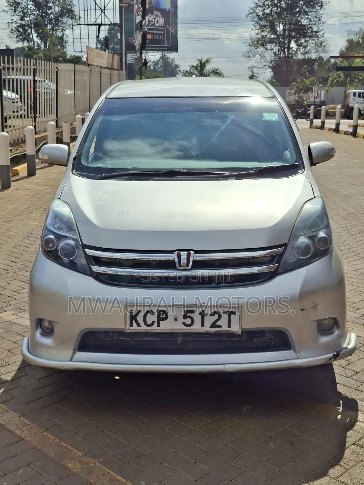 Toyota ISIS 2010 Silver