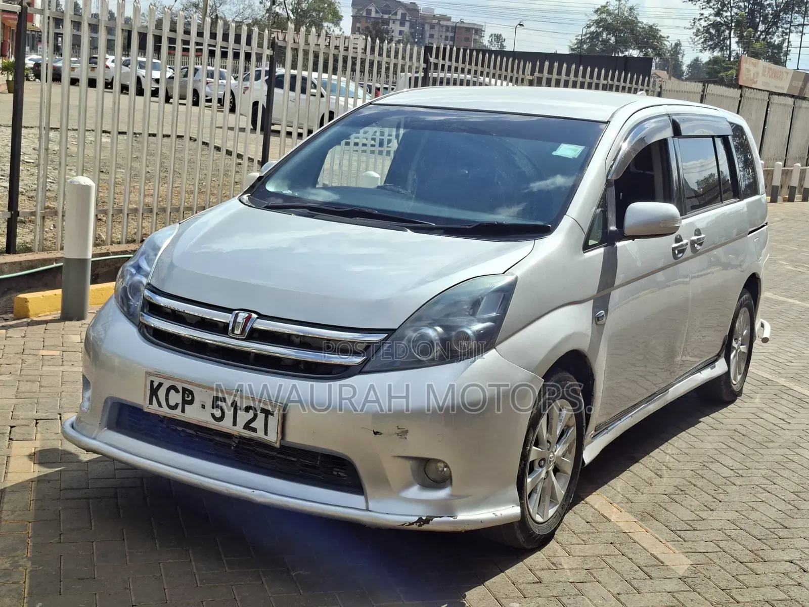 Toyota ISIS 2010 Silver