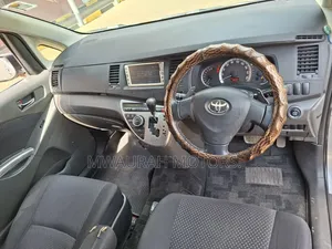 Toyota ISIS 2010 Silver