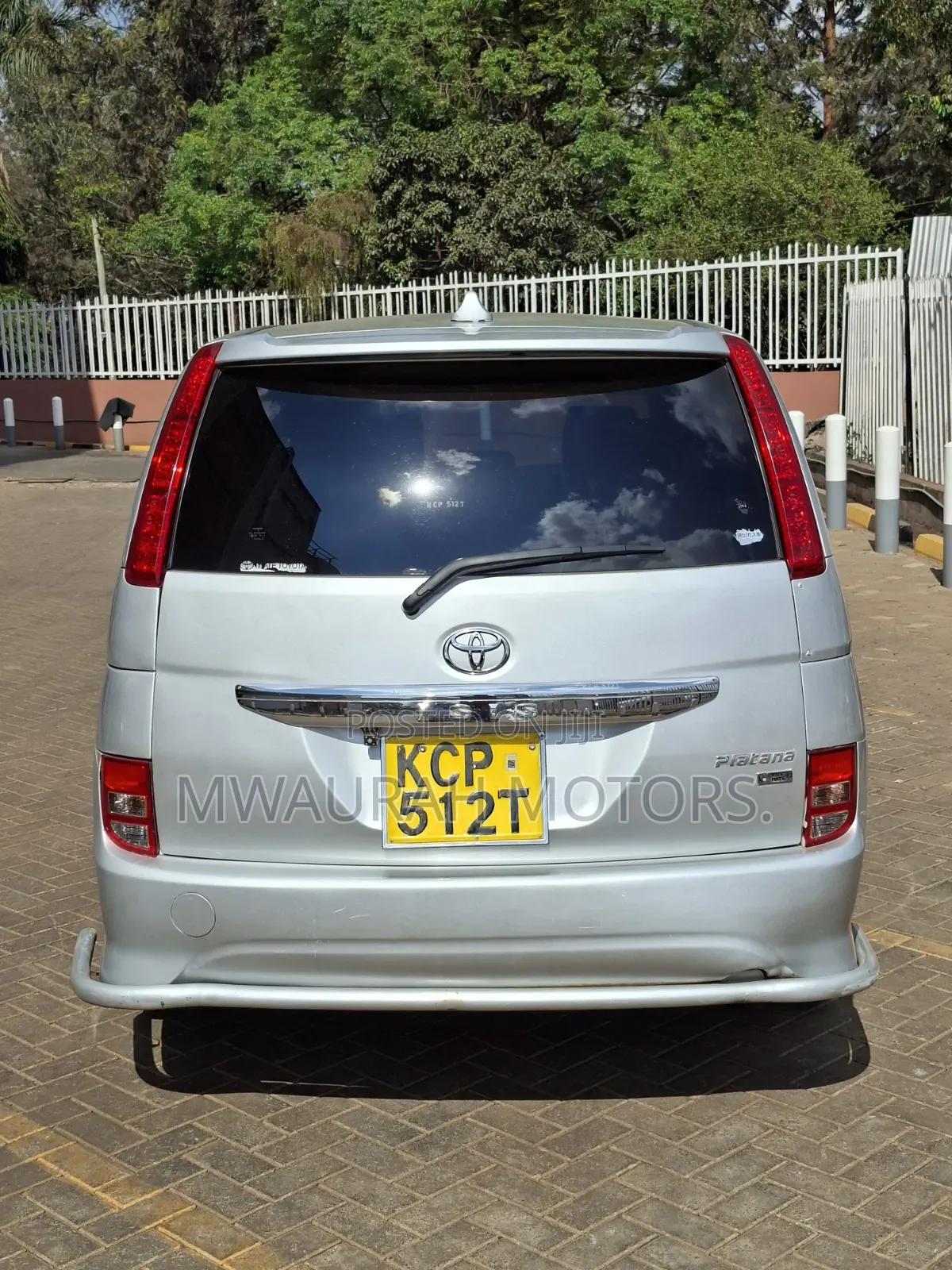 Toyota ISIS 2010 Silver