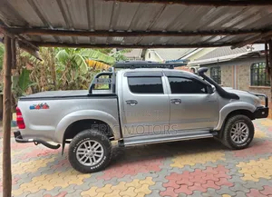 Toyota Hilux 2013 Gray