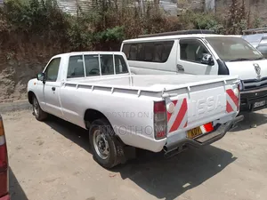 Nissan Hardbody 2005 White