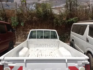 Nissan Hardbody 2005 White