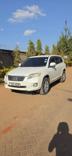 Toyota Vanguard 2012 White