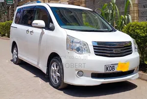 Toyota Noah 2.0 158hp FWD (8 Seater) 2013 White