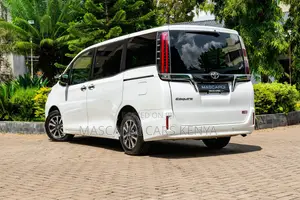 Toyota Esquire 2.0 AWD (7 seater) 2019 White