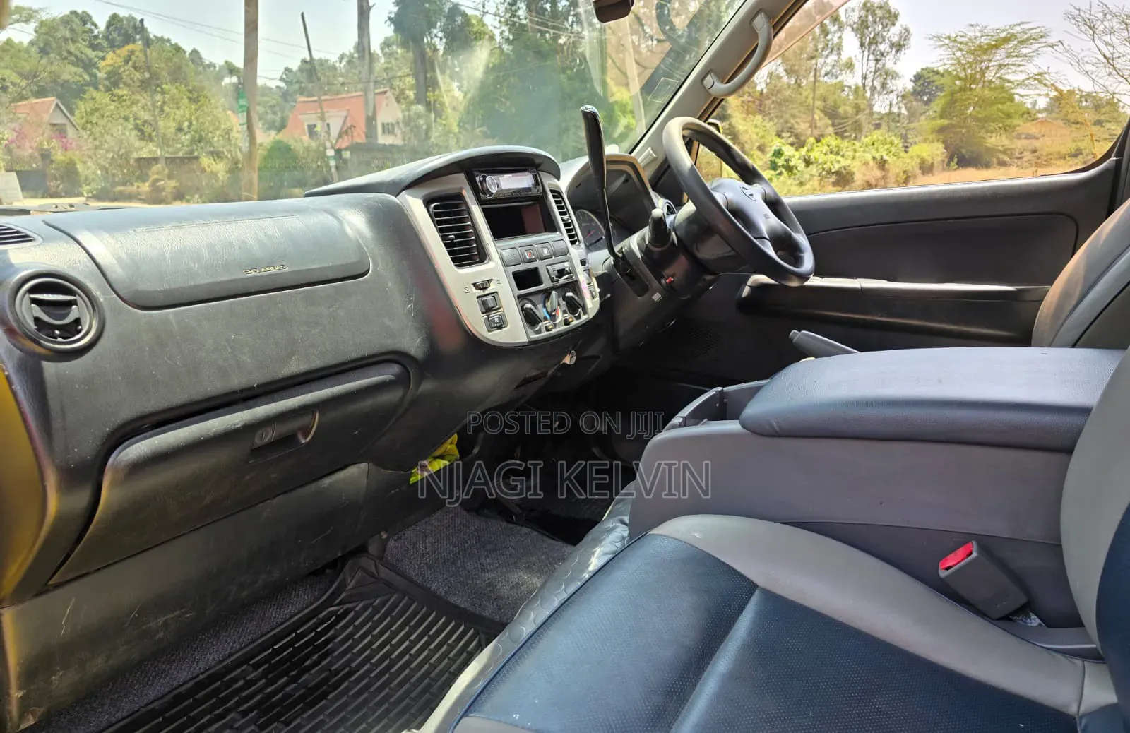 Nissan Caravan (Urvan) 2010 Yellow