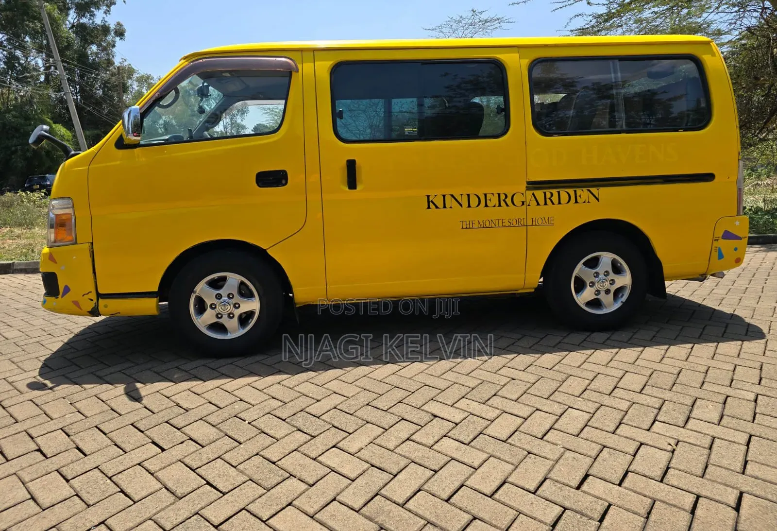 Nissan Caravan (Urvan) 2010 Yellow