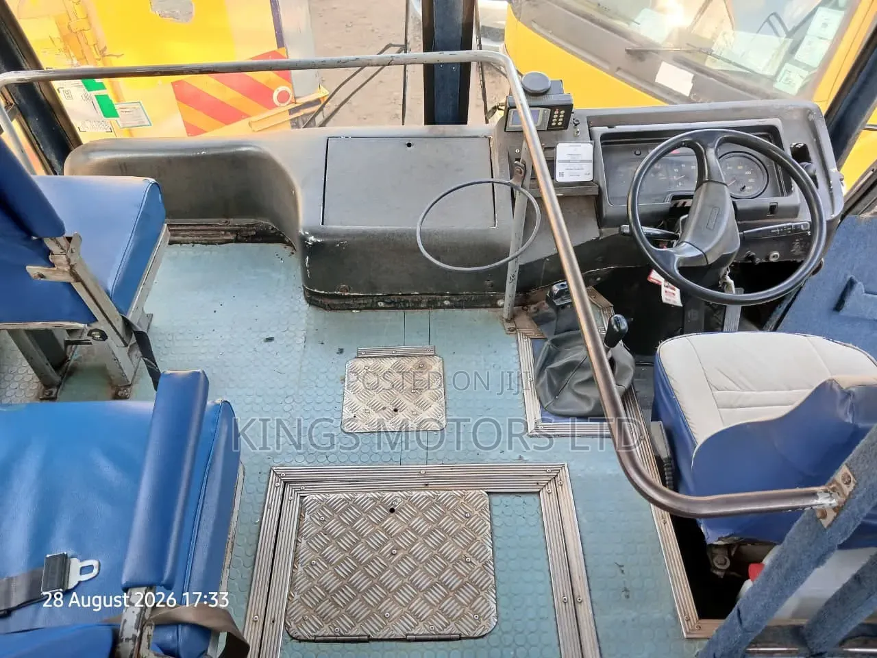 Isuzu Executive Bus 2010 Yellow
