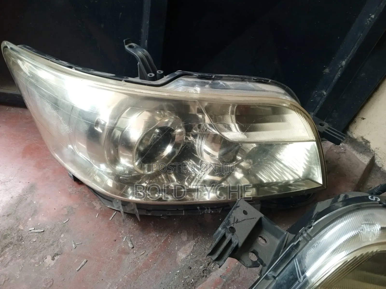 Toyota Rumion Headlight