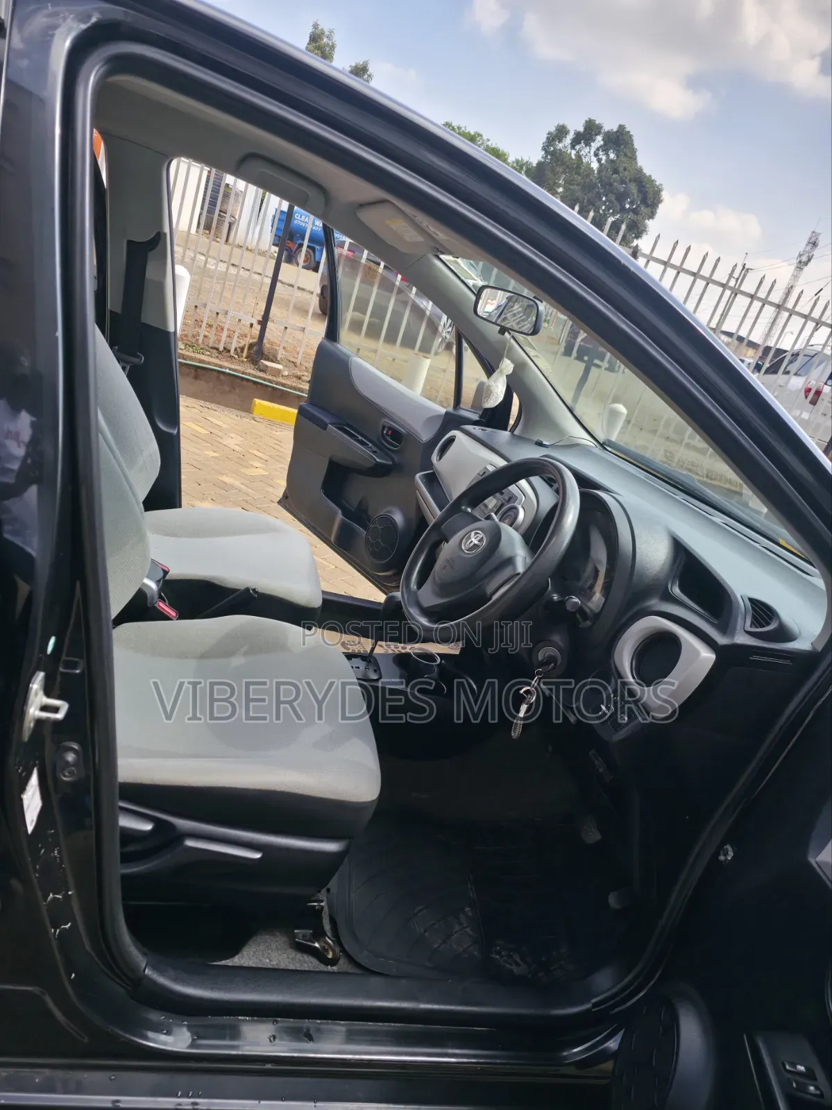 Toyota Vitz 2011 Black