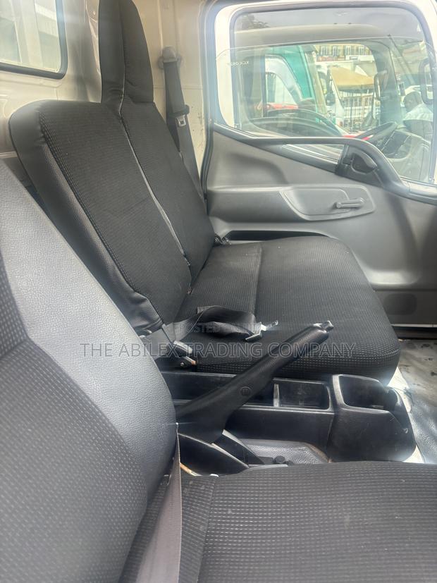 Mitsubishi Canter 2019 White - thumbnail 3