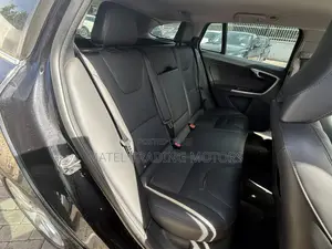 Volvo V60 T5 Platinum FWD 2017 Black