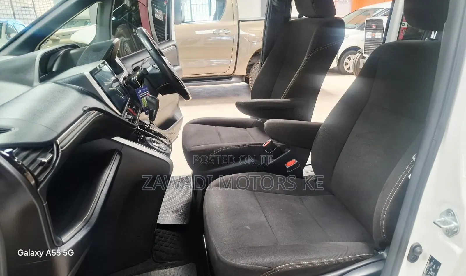 Toyota Esquire 2018 White