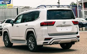 Toyota Land Cruiser LC300 2023 White
