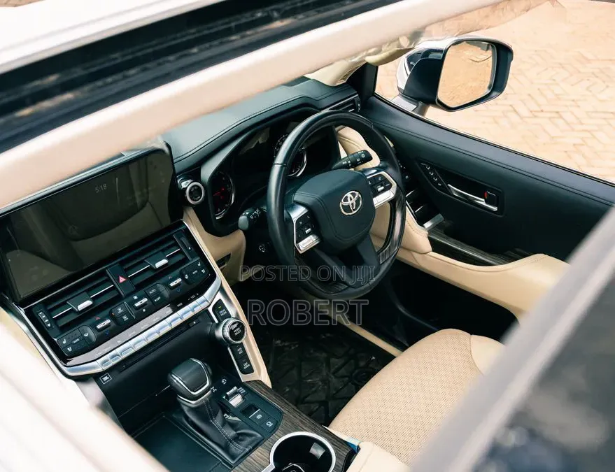 Toyota Land Cruiser LC300 2023 White