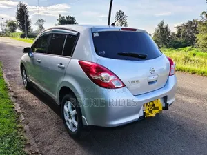 Nissan Tiida 2010 Silver