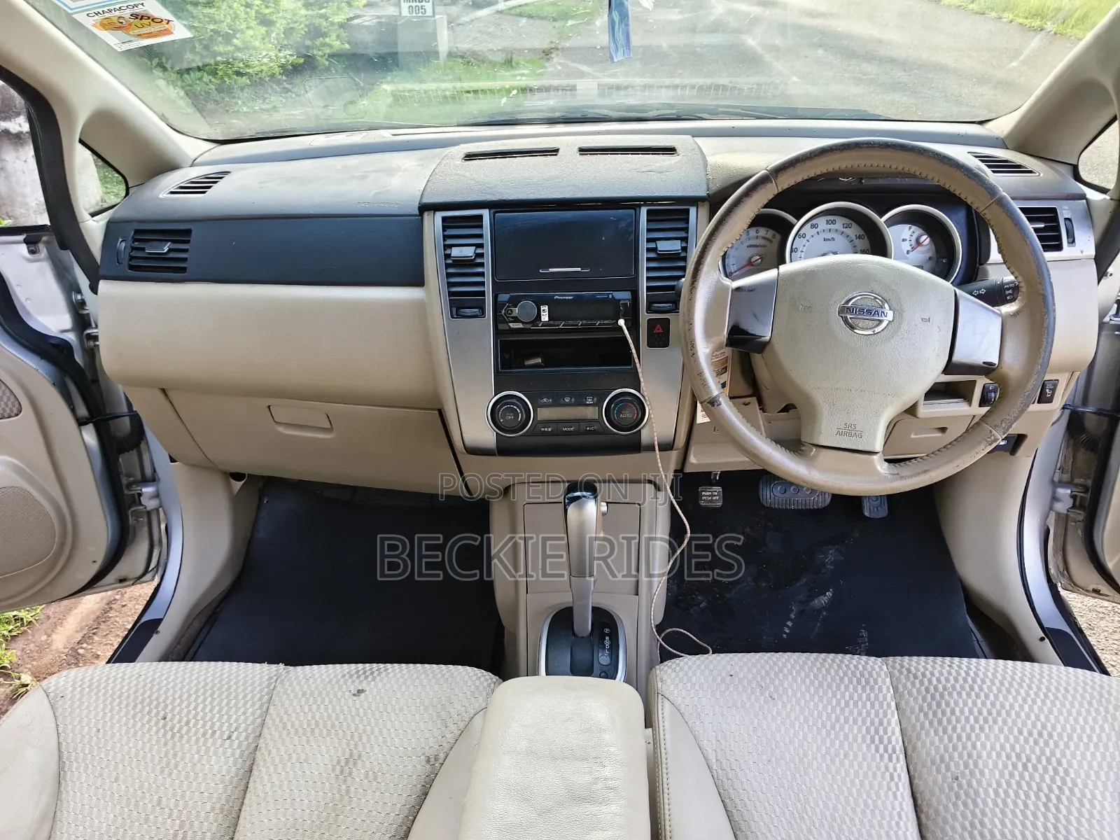 Nissan Tiida 2010 Silver