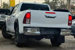 Toyota Hilux 2022 White