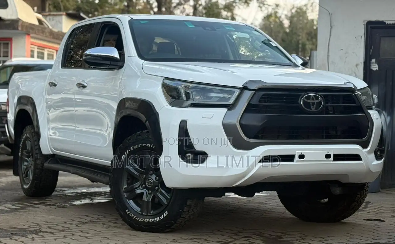 Toyota Hilux 2022 White